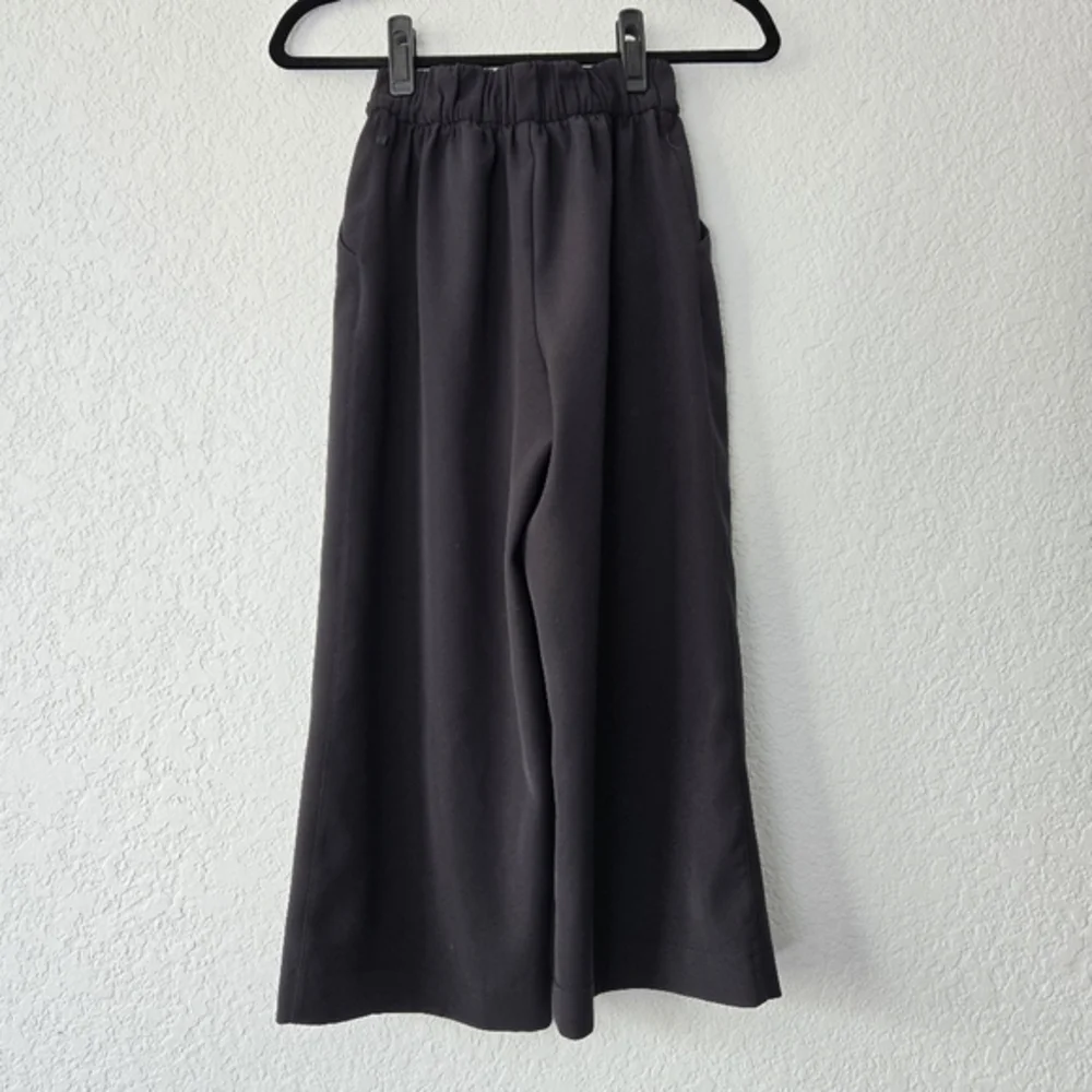 Lululemon 2 Noir Crop‎ Pant Black Paper Bag Tie Waist Wide Leg